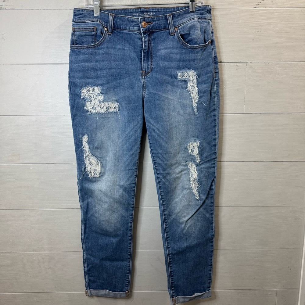 Chico's | The Platinum Ankle Distressed Blue Jeans Size 8
